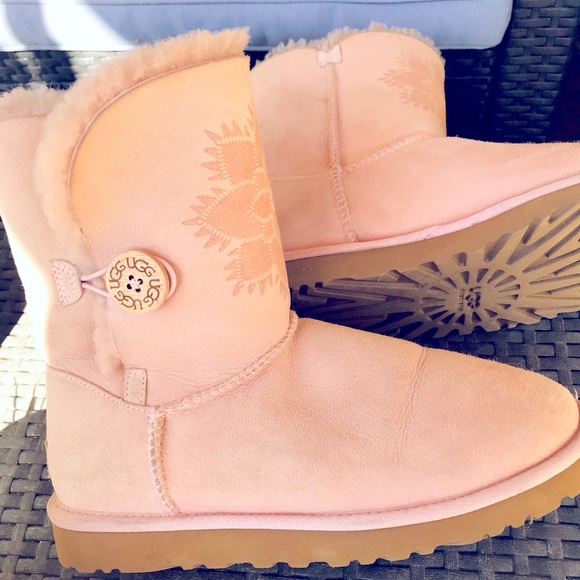 UGG Shoes - NWOT UGGS SIZE 8
